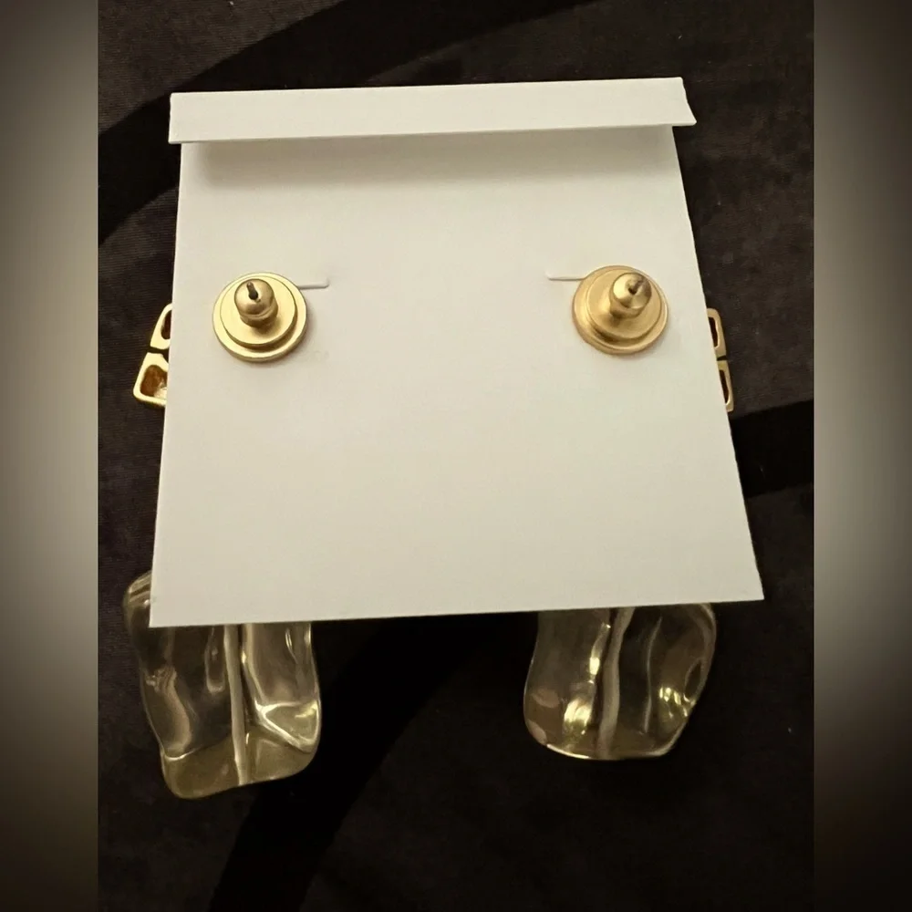 Designers Brands For Customers That Love To Wear Casual and Elegant Accessories